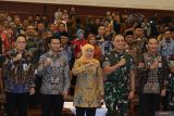 Gubernur Jawa Timur Khofifah Indar Parawansa (tengah), Pangdam V/Brawijaya Mayjen TNI Rudy Saladin (kedua kanan), Wagub Jatim Emil Elestianto Dardak (kedua kiri), Kabinda Jatim Brigjen TNI Murbianto Adhi Wibowo (kanan) dan Sekdaprov Jatim Adhy Karyono (kiri) berfoto bersama usai rapat koordinasi pengamanan Lebaran di Surabaya, Jawa Timur, Jumat (14/3/2025). Rapat yang dihadiri Forkopimda Provinsi Jatim dan Forkopimda kabupaten/kota serta pemangku kepentingan lainnya tersebut merupakan langkah awal untuk memastikan kesiapan pengamanan arus mudik dan arus balik guna mewujudkan suasana Lebaran yang aman, nyaman dan damai. ANTARA Jatim/Moch Asim.