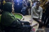 Menteri Perlindungan Pekerja Migran Indonesia (P2MI) Abdul Kadir Karding (kanan) berbincang dengan Pekerja Migran Indonesia (PMI) di Terminal 3 Bandara Internasional Soekarno-Hatta, Kota Tangerang, Banten, Sabtu (15/3/2025) dini hari. Pemerintah memulangkan sebanyak 193 PMI yang telah dideportasi dari Arab Saudi karena melanggar aturan keimigrasian dan selanjutnya akan dikembalikan ke daerah asal masing-masing. ANTARA FOTO/Putra M. Akbar/gp