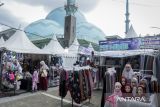 Warga melihat baju yang dijual pada bazar Ramadhan di Masjid Raya Al-Azhom, Kota Tangerang, Banten, Sabtu (15/3/2025). Bazar yang menghadirkan 37 stan fesyen dan kuliner tersebut sebagai upaya membantu meningkatkan omzet penjualan pelaku UMKM selama bulan Ramadhan 1446 Hijriah dan berlangsung hingga 27 Maret 2025. ANTARA FOTO/Putra M. Akbar/gp