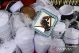 Warga mencoba peci yang dijual pada bazar Ramadhan di Masjid Raya Al-Azhom, Kota Tangerang, Banten, Sabtu (15/3/2025). Bazar yang menghadirkan 37 stan fesyen dan kuliner tersebut sebagai upaya membantu meningkatkan omzet penjualan pelaku UMKM selama bulan Ramadhan 1446 Hijriah dan berlangsung hingga 27 Maret 2025. ANTARA FOTO/Putra M. Akbar/gp