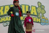 Dua anak mengikuti lomba busana muslim di Kota Serang, Banten, Sabtu (15/3/2025). Kegiatan yang diikuti oleh anak-anak berusia dua hingga enam tahun tersebut diselenggarakan untuk mengembangkan kreativitas anak sejak dini pada bidang fesyen sekaligus memeriahkan bulan suci Ramadhan. ANTARA FOTO/Angga Budhiyanto/gp