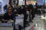 Sejumlah Pekerja Migran Indonesia (PMI) berjalan saat tiba di Terminal 3 Bandara Internasional Soekarno-Hatta, Kota Tangerang, Banten, Sabtu (15/3/2025) dini hari. Pemerintah memulangkan sebanyak 193 PMI yang telah dideportasi dari Arab Saudi karena melanggar aturan keimigrasian dan selanjutnya akan dikembalikan ke daerah asal masing-masing. ANTARA FOTO/Putra M. Akbar/gp