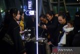 Sejumlah Pekerja Migran Indonesia (PMI) berjalan saat tiba di Terminal 3 Bandara Internasional Soekarno-Hatta, Kota Tangerang, Banten, Sabtu (15/3/2025) dini hari. Pemerintah memulangkan sebanyak 193 PMI yang telah dideportasi dari Arab Saudi karena melanggar aturan keimigrasian dan selanjutnya akan dikembalikan ke daerah asal masing-masing. ANTARA FOTO/Putra M. Akbar/gp