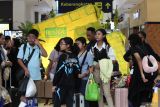 Sejumlah penumpang menunggu jemputan usai turun dari kereta api di Stasiun Surabaya Gubeng, Surabaya, Jawa Timur, Sabtu (15/3/2025). PT Kereta Api Indonesia Daop 8 Surabaya mencatat pemesanan tiket kereta api pada masa angkutan lebaran 2025Â  (21 Maret-11 April 2025) per hari Sabtu (15/3) pukul 09.00 WIB sebanyak 242.835 tiket, dan untuk melayani lonjakan penumpang kereta api pada masa tersebut akan dioperasikan 58 KA jarak jauh yang terdiri dari 49 KA jarak jauh reguler dan 9 KA tambahan. ANTARA Jatim/Didik Suhartono/mas.
