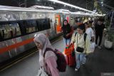 Sejumlah penumpang berjalan menuju pintu keluar usai turun dari kereta api di Stasiun Surabaya Gubeng, Surabaya, Jawa Timur, Sabtu (15/3/2025). PT Kereta Api Indonesia Daop 8 Surabaya mencatat pemesanan tiket kereta api pada masa angkutan lebaran 2025Â  (21 Maret-11 April 2025) per hari Sabtu (15/3) pukul 09.00 WIB sebanyak 242.835 tiket, dan untuk melayani lonjakan penumpang kereta api pada masa tersebut akan dioperasikan 58 KA jarak jauh yang terdiri dari 49 KA jarak jauh reguler dan 9 KA tambahan. ANTARA Jatim/Didik Suhartono/mas.