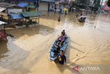 Warga menggunakan perahu untuk melintasi banjir di Dayeuhkolot, Kabupaten Bandung, Jawa Barat, Minggu (16/3/2025). Banjir setinggi 30 sentimeter hingga 2 meter akibat luapan air Sungai Citarum saat intensitas curah hujan tinggi kembali merendam tiga kecamatan yakni Bojongsoang, Baleendah, dan Dayeuhkolot di Bandung Selatan. ANTARA FOTO/Novrian Arbi/agr
