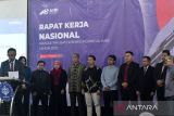 Ketua Asosiasi Inkubator Bisnis Indonesia (AIBI) Catur Sugiarto (kiri) membacakan ikrar saat pengukuhan pengurus AIBI dalam Rapat Kerja Nasional (Rakernas) Tahun 2025 di Ballroom Gedung Startup Center, Science Techno Park (STP) IPB University, Kota Bogor, Jawa Barat, Sabtu (15/3/2025). Rakernas yang diikuti anggota dan pengurus AIBI se-Indonesia tersebut dirancang untuk menyusun program kerja yang akan dilaksanakan pada periode tahun 2025 hingga 2027 sekaligus untuk bersinergi dengan program pemerintah. ANTARA FOTO/Arif Firmansyah