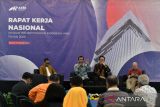 Deputi Bidang Usaha Menengah Kementerian UMKM Bagus Rachman (kedua kiri) memaparkan materi saat diskusi panel dalam Rapat Kerja Nasional (Rakernas) Tahun 2025 di Ballroom Gedung Startup Center, Science Techno Park (STP) IPB University, Kota Bogor, Jawa Barat, Sabtu (15/3/2025). Rakernas yang diikuti anggota dan pengurus AIBI se-Indonesia tersebut dirancang untuk menyusun program kerja yang akan dilaksanakan pada periode tahun 2025 hingga 2027 sekaligus untuk bersinergi dengan program pemerintah. ANTARA FOTO/Arif Firmansyah