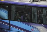 Penumpang melambaikan tangan kepada sanak saudaranya di Terminal Tipe A Pakupatan, Kota Serang, Banten, Minggu (16/3/2025). Sejumlah warga mengaku memilih mudik lebih awal guna menghindari kepadatan penumpang dan kemacetan yang terjadi saat arus mudik Idul Fitri 1446 Hijriaj. ANTARA FOTO/Muhammad Bagus Khoirunas/gp