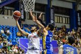 Pebasket Prawira Bandung Fabio Mailangkay (tengah) berebut bola dengan pebasket Pelita Jaya Basketball Jakarta Reza Guntara (kiri) saat pertandingan Indonesia Basketball League (IBL) 2025 di C-Tra Prawira Arena, Bandung, Jawa Barat, Sabtu (15/3/2025). Prawira Bandung dikalahkan oleh Pelita Jaya Basketball Jakarta dengan skor 66-83. ANTARA FOTO/Raisan Al Farisi/agr