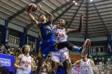 Pebasket Prawira Bandung Pandu Wiguna (kedua kiri) berebut bola dengan pebasket Pelita Jaya Basketball Jakarta James L Dickey (kanan) saat pertandingan Indonesia Basketball League (IBL) 2025 di C-Tra Prawira Arena, Bandung, Jawa Barat, Sabtu (15/3/2025). Prawira Bandung dikalahkan oleh Pelita Jaya Basketball Jakarta dengan skor 66-83. ANTARA FOTO/Raisan Al Farisi/agr