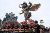 Pemuda mengarak ogoh-ogoh atau karya seni patung dalam kebudayaan Bali pada Festival Ogoh-Ogoh Singasana 2025 di Tabanan, Bali, Sabtu (15/3/2025). Kegiatan yang menampilkan sebanyak 10 ogoh-ogoh terbaik di wilayah Kabupaten Tabanan tersebut digelar sebagai bentuk apresiasi bagi kreativitas para pemuda dalam menjaga tradisi membuat ogoh-ogoh untuk menyambut Hari Raya Nyepi Tahun Baru Saka 1947. ANTARA FOTO/Nyoman Hendra Wibowo/wsj.