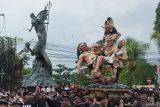 Pemuda mengarak ogoh-ogoh atau karya seni patung dalam kebudayaan Bali pada Festival Ogoh-Ogoh Singasana 2025 di Tabanan, Bali, Sabtu (15/3/2025). Kegiatan yang menampilkan sebanyak 10 ogoh-ogoh terbaik di wilayah Kabupaten Tabanan tersebut digelar sebagai bentuk apresiasi bagi kreativitas para pemuda dalam menjaga tradisi membuat ogoh-ogoh untuk menyambut Hari Raya Nyepi Tahun Baru Saka 1947. ANTARA FOTO/Nyoman Hendra Wibowo/wsj.