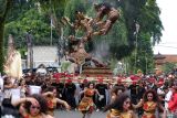 Pemuda mengarak ogoh-ogoh atau karya seni patung dalam kebudayaan Bali pada Festival Ogoh-Ogoh Singasana 2025 di Tabanan, Bali, Sabtu (15/3/2025). Kegiatan yang menampilkan sebanyak 10 ogoh-ogoh terbaik di wilayah Kabupaten Tabanan tersebut digelar sebagai bentuk apresiasi bagi kreativitas para pemuda dalam menjaga tradisi membuat ogoh-ogoh untuk menyambut Hari Raya Nyepi Tahun Baru Saka 1947. ANTARA FOTO/Nyoman Hendra Wibowo/wsj.