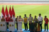 Presiden Prabowo Subianto (tengah), Menteri BUMN Erick Thohir (keempat kiri), Menteri Pekerjaan Umum dan Perumahan Rakyat (PUPR) Dody Hanggodo (kelima kanan) Menteri Dalam Negeri Tito Karnavian (ketiga kanan), Menteri Koordinator Bidang Infrastruktur dan Pembangunan Kewilayahan, Agus Harimurti Yudhoyono (keempat kanan), Menteri Pemuda dan Olahraga Republik Indonesia (Menpora) Dito Ariotedjo (kedua kanan), Gubernur Jawa Timur Khofifah Indar Parawansa (kelima kiri) meresmikan Stadion Gelora Delta Sidoarjo, Jawa Timur, Senin (17/3/2025). Presiden Prabowo Subianto merenovasi dan membangun 17 stadion di Indonesia hingga berstandar FIFA untuk menjadi salah satu tolok ukur kekuatan negara di mata internasional. Antara Jatim/Umarul Faruq