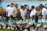 Presiden Prabowo Subianto (tengah), Menteri BUMN Erick Thohir (ketiga kanan), Menteri Dalam Negeri Tito Karnavian (kedua kanan), Menteri Koordinator Bidang Infrastruktur dan Pembangunan Kewilayahan, Agus Harimurti Yudhoyono (ketiga kiri), Menteri Pemuda dan Olahraga Republik Indonesia (Menpora) Dito Ariotedjo (kedua kiri), Gubernur Jawa Timur Khofifah Indar Parawansa (kiri) berfkto bersama seusai meresmikan Stadion Gelora Delta Sidoarjo, Jawa Timur, Senin (17/3/2025). Presiden Prabowo Subianto merenovasi dan membangun 17 stadion di Indonesia hingga berstandar FIFA untuk menjadi salah satu tolok ukur kekuatan negara di mata internasional. Antara Jatim/Umarul Faruq