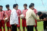 Presiden Prabowo Subianto (kedua kanan)  Menteri BUMN Erick Thohir (ketiga kiri) menyapa para pemain SSB seusai meresmikan Stadion Gelora Delta Sidoarjo, Jawa Timur, Senin (17/3/2025). Presiden Prabowo Subianto merenovasi dan membangun 17 stadion di Indonesia hingga berstandar FIFA untuk menjadi salah satu tolok ukur kekuatan negara di mata internasional. Antara Jatim/Umarul Faruq