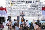 Presiden Prabowo Subianto menyampaikan sambutannya saat peresmian pabrik pemurnian logam mulia atau Precious Metal Refinery (PMR) milik PT Freeport Indonesia (PTFI) di Kawasan Ekonomi Khusus (KEK) Gresik, Jawa Timur, Senin (17/3/2025). Pabrik pemurnian logam mulia dengan nilai investasi sebesar Rp10 triliun itu dapat mengolah lumpur anoda menjadi 50 ton emas dan 210 ton perak batangan per tahun yang diharapkan dapat meningkatkan perekonomian dan kemandirian nasional serta memperkuat peran Indonesia sebagai salah satu produsen emas terbesar di dunia. Antara Jatim/Rizal Hanafi/um