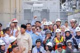 Presiden Prabowo Subianto (keempat kiri) didampingi Menteri ESDM Bahlil Lahadalia (kiri) dan Presiden Direktur PT Freeport Indonesia (PTFI) Tony Wenas (keenam kiri) berfoto bersama pekerja PTFI usai peresmian pabrik pemurnian logam mulia atau Precious Metal Refinery (PMR) milik PTFI di Kawasan Ekonomi Khusus (KEK) Gresik, Jawa Timur, Senin (17/3/2025). Pabrik pemurnian logam mulia dengan nilai investasi sebesar Rp10 triliun itu dapat mengolah lumpur anoda menjadi 50 ton emas dan 210 ton perak batangan per tahun yang diharapkan dapat meningkatkan perekonomian dan kemandirian nasional serta memperkuat peran Indonesia sebagai salah satu produsen emas terbesar di dunia. Antara Jatim/Rizal Hanafi/um