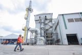 Pekerja melintas di lokasi Smelter Freeport usai peresmian pabrik pemurnian logam mulia atau Precious Metal Refinery (PMR) milik PT Freeport Indonesia (PTFI) di Kawasan Ekonomi Khusus (KEK) Gresik, Jawa Timur, Senin (17/3/2025). Pabrik pemurnian logam mulia dengan nilai investasi sebesar Rp10 triliun itu dapat mengolah lumpur anoda menjadi 50 ton emas dan 210 ton perak batangan per tahun yang diharapkan dapat meningkatkan perekonomian dan kemandirian nasional serta memperkuat peran Indonesia sebagai salah satu produsen emas terbesar di dunia. Antara Jatim/Rizal Hanafi/um