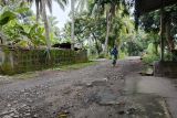 Jalan di Praya Lombok Tengah rusak, Pemkab diminta serius pembaiki