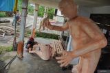 Warga menyelesaikan proses pewarnaan ogoh-ogoh di Desa Kandangan, Senduro, Lumajang, Jawa Timur, Senin (17/3/2025). Sejumlah warga di kawasan tersebut mulai membuat ogoh-ogoh dengan rata-rata ukuran tiga hingga lima meter yang akan digunakan pada saat Tawur Agung Kesanga atau Pengerupukan dalam rangkaian menyambut Hari Raya Nyepi Tahun Baru Saka 1947. ANTARA Jatim/Irfan Sumanjaya/mas.