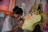 Warga menyelesaikan pembuatan ogoh-ogoh di Desa Kandangan, Senduro, Lumajang, Jawa Timur, Senin (17/3/2025). Sejumlah warga di kawasan tersebut mulai membuat ogoh-ogoh dengan rata-rata ukuran tiga hingga lima meter yang akan digunakan pada saat Tawur Agung Kesanga atau Pengerupukan dalam rangkaian menyambut Hari Raya Nyepi Tahun Baru Saka 1947. ANTARA Jatim/Irfan Sumanjaya/mas.