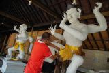 Warga menyelesaikan pembuatan ogoh-ogoh di Desa Kandangan, Senduro, Lumajang, Jawa Timur, Senin (17/3/2025). Sejumlah warga di kawasan tersebut mulai membuat ogoh-ogoh dengan rata-rata ukuran tiga hingga lima meter yang akan digunakan pada saat Tawur Agung Kesanga atau Pengerupukan dalam rangkaian menyambut Hari Raya Nyepi Tahun Baru Saka 1947. ANTARA Jatim/Irfan Sumanjaya/mas.