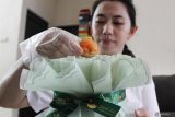 Pelaku usaha menata bingkisan atau hampers lebaran berisi kue buatannya di industru kue rumahan Dekue, Malang, Jawa Timur, Senin (17/3/2025). Menurut pelaku usaha menjelang lebaran permintaan bingkisan kue tersebut meningkat dari lima paket menjadi 15 paket per hari yang dijual ke berbagai daerah melalui jejaring sosial dengan harga Rp46 ribu hingga Rp235 ribu per paket menurut jumlah dan varian isi kue. ANTARA Jatim/Ari Bowo Sucipto/mas.