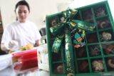 Pelaku usaha menata bingkisan atau hampers lebaran berisi kue buatannya di industru kue rumahan Dekue, Malang, Jawa Timur, Senin (17/3/2025). Menurut pelaku usaha menjelang lebaran permintaan bingkisan kue tersebut meningkat dari lima paket menjadi 15 paket per hari yang dijual ke berbagai daerah melalui jejaring sosial dengan harga Rp46 ribu hingga Rp235 ribu per paket menurut jumlah dan varian isi kue. ANTARA Jatim/Ari Bowo Sucipto/mas.