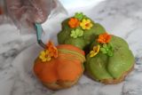 Pelaku usaha menata bingkisan atau hampers lebaran berisi kue buatannya di industru kue rumahan Dekue, Malang, Jawa Timur, Senin (17/3/2025). Menurut pelaku usaha menjelang lebaran permintaan bingkisan kue tersebut meningkat dari lima paket menjadi 15 paket per hari yang dijual ke berbagai daerah melalui jejaring sosial dengan harga Rp46 ribu hingga Rp235 ribu per paket menurut jumlah dan varian isi kue. ANTARA Jatim/Ari Bowo Sucipto/mas.