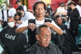 Sejumlah warga mendapatkan layanan potong rambut gratis di Masjid Muhammad Cheng Hoo, Surabaya, Jawa Timur, Senin (17/3/2025). Ratusan warga mendapatkan layanan potong rambut gratis oleh sejumlah kapster dari Ngaji Komunitas Salon Surabaya yang merupakan wujud pentingnya berbagi kepada sesama. ANTARA Jatim/Didik Suhartono/mas.