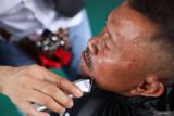 Warga mendapatkan layanan potong rambut gratis di Masjid Muhammad Cheng Hoo, Surabaya, Jawa Timur, Senin (17/3/2025). Ratusan warga mendapatkan layanan potong rambut gratis oleh sejumlah kapster dari Ngaji Komunitas Salon Surabaya yang merupakan wujud pentingnya berbagi kepada sesama. ANTARA Jatim/Didik Suhartono/mas.
