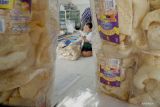 Pekerja melakukan pengepakan kerupuk rambak atau kerupuk kulit di sentra industri kerupuk rambak, Kelurahan Sembung, Tulungagung, Jawa Timur, Selasa (18/3/2025). Menurut pelaku UMKM UD. Intan Jaya, produksi kerumpuk rambak menjelang Lebaran tahun ini di tempat usahanya meningkat sekitar 200 persen dibanding hari biasa, yakni dari biasanya menghabiskan 500-an kilogram/hari bahan mentah pada hari biasa saat ini mencapai 1 kuintal. Antara Jatim/Destyan Sujarwoko/um