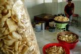 Pekerja menggoreng kerupuk rambak atau kerupuk kulit di sentra industri kerupuk rambak, Kelurahan Sembung, Tulungagung, Jawa Timur, Selasa (18/3/2025). Menurut pelaku UMKM UD. Intan Jaya, produksi kerumpuk rambak menjelang Lebaran tahun ini di tempat usahanya meningkat sekitar 200 persen dibanding hari biasa, yakni dari biasanya menghabiskan 500-an kilogram/hari bahan mentah pada hari biasa saat ini mencapai 1 kuintal. Antara Jatim/Destyan Sujarwoko/um