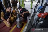 Petugas Dinas Perindustrian, Perdagangan, Koperasi dan UKM Kota Tangerang melakukan tera ulang takaran BBM di SPBU Pertamina Rest Area KM 14B, Kota Tangerang, Banten, Selasa (18/3/2025). Tera ulang tersebut untuk memastikan ketepatan takaran guna melindungi masyarakat dari praktik curang SPBU selama arus mudik Hari Raya Idul Fitri 1446 Hijriah. ANTARA FOTO/Putra M. Akbar/gp