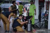 Petugas Dinas Perindustrian, Perdagangan, Koperasi dan UKM Kota Tangerang melakukan tera ulang takaran BBM di SPBU Pertamina Rest Area KM 14B, Kota Tangerang, Banten, Selasa (18/3/2025). Tera ulang tersebut untuk memastikan ketepatan takaran guna melindungi masyarakat dari praktik curang SPBU selama arus mudik Hari Raya Idul Fitri 1446 Hijriah. ANTARA FOTO/Putra M. Akbar/gp