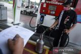 Petugas menuangkan BBM jenis Pertamina Dex ke alat tera ulang takaran BBM di SPBU Pertamina Rest Area KM 14B, Kota Tangerang, Banten, Selasa (18/3/2025). Tera ulang tersebut untuk memastikan ketepatan takaran guna melindungi masyarakat dari praktik curang SPBU selama arus mudik Hari Raya Idul Fitri 1446 Hijriah. ANTARA FOTO/Putra M. Akbar/gp