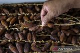 Penjual menunjukkan buah kurma dalam kemasan di Pusat Kurma Serang, Kota Serang, Banten, Selasa (18/3/2025). Badan Pusat Statistik (BPS) mencatat volume impor kurma mencapai sebesar 16.470 ton dengan nilai 18,09 juta dolar AS atau sekitar Rp294,86 miliar pada Februari 2025 atau menjelang bulan suci Ramadhan. ANTARA FOTO/Angga Budhiyanto/gp