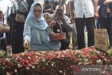  Anggota DPR yang juga aktris Rieke Diah Pitaloka (kiri) menaburkan bunga di atas pusara komedian Nasrullah atau Mat Solar di TPU Haji Daiman Cimanggis, Ciputat, Tangerang Selatan, Banten, Selasa (18/3/2025). Mat Solar yang sempat dikenal sebagai aktor dalam sinetron komedi Bajaj Bajuri tersebut wafat dalam usia 62 tahun pada Senin (17/3) malam setelah berjuang melawan penyakit stroke sejak 2017. ANTARA FOTO/Reno Esnir/app/nz/gp
