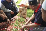Sejumlah kerabat mendoakan komedian Nasrullah atau Mat Solar usai dimakamkan di TPU Haji Daiman Cimanggis, Ciputat, Tangerang Selatan, Banten, Selasa (18/3/2025). Mat Solar yang sempat dikenal sebagai aktor dalam sinetron komedi Bajaj Bajuri tersebut wafat dalam usia 62 tahun pada Senin (17/3) malam setelah berjuang melawan penyakit stroke sejak 2017. ANTARA FOTO/Reno Esnir/app/nz/gp