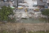 Foto udara alat berat ekskavator saat membongkar rumah di bantaran Kali Sepak, Gabus, Tambun Utara, Kabupaten Bekasi, Jawa Barat, Senin (7/3/2025). Pemerintah Provinsi Jawa Barat berupaya menormalisasi kali dengan membongkar bangunan liar sepanjang 5 km di bantaran Kali Sepak yang alirannya menuju Kali CBL (Cikarang Bekasi Laut) untuk mencegah banjir yang kerap terjadi di daerah tersebut. ANTARA FOTO/ Fakhri Hermansyah/rwa.