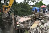 Alat berat dioperasikan untuk membongkar bangunan di bantaran Kali Sepak di Gabus, Tambun Utara, Kabupaten Bekasi, Jawa Barat, Senin (7/3/2025). Pemerintah Provinsi Jawa Barat berupaya menormalisasi kali dengan membongkar bangunan liar sepanjang 5 km di bantaran Kali Sepak yang alirannya menuju Kali CBL (Cikarang Bekasi Laut) untuk mencegah banjir yang kerap terjadi di daerah tersebut. ANTARA FOTO/ Fakhri Hermansyah/rwa.