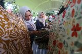 Sejumlah pegawai memilih baju batik saat pameran bertajuk Bela Beli Produk UMKM di lingkungan Pemerintahan Kabupaten Kediri, Jawa Timur, Rabu (19/3/2025). Pameran UMKM di lapangan Pemkab Kediri yang terbuka untuk umum selama tiga hari tersebut sebagai upaya mendorong penguatan ekonomi kerakyatan sekaligus memberikan contoh kepada masyarakat untuk membeli produk-produk UMKM berkualitas. Antara Jatim/Prasetia Fauzani/um