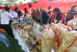 Sejumlah pegawai memilih makanan minuman saat pameran bertajuk Bela Beli Produk UMKM di lingkungan Pemerintahan Kabupaten Kediri, Jawa Timur, Rabu (19/3/2025). Pameran UMKM di lapangan Pemkab Kediri yang terbuka untuk umum selama tiga hari tersebut sebagai upaya mendorong penguatan ekonomi kerakyatan sekaligus memberikan contoh kepada masyarakat untuk membeli produk-produk UMKM berkualitas. Antara Jatim/Prasetia Fauzani/um