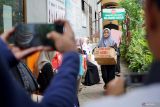 Santri perempuan dijemput orangtuanya di asrama Hurun Inn Pondok Pesantren Darul Ulum Peterongan, Kabupaten Jombang, Jawa Timur, Rabu (19/3/2025). Sebanyak 9 ribu santri Pesantren Darul Ulum Jombang mudik ke berbagai daerah pada masa libur Lebaran Idul Fitri 1446 Hijriah hingga 14 April 2025. Antara Jatim/Syaiful Arif/um