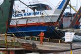 Pekerja melakukan perawatan kapal ferry di Dermaga Bulusan, Banyuwangi, Jawa Timur, Rabu (19/3/2025). Menjelang masa arus mudik Idul Fitri 2025, kapal-kapal penyeberangan di Pelabuhan Ketapang-Gilimanuk menjalani perawatan intensif untuk memastikan keamanan dan kenyamanan penumpang. Antara Jatim/Budi Candra Setya/um