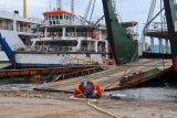ekerja melakukan perawatan kapal ferry di Dermaga Bulusan, Banyuwangi, Jawa Timur, Rabu (19/3/2025). Menjelang masa arus mudik Idul Fitri 2025, kapal-kapal penyeberangan di Pelabuhan Ketapang-Gilimanuk menjalani perawatan intensif untuk memastikan keamanan dan kenyamanan penumpang. Antara Jatim/Budi Candra Setya/um