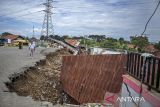Pengurus pasar melihat bangunan dan lahan parkir yang amblas di Pasar Curug Agung Baru Gedong Lima, Padalarang, Kabupaten Bandung Barat, Jawa Barat, Rabu (19/3/2025). Tingginya intensitas hujan serta labilnya tanah di kawasan tersebut menyebabkan sejumlah fasilitas seperti lahan parkir, toilet umum, pos satpam, dan tempat penampungan sampah sementara di pasar itu amblas sekitar 1 meter dengan panjang 15 meter. ANTARA FOTO/Abdan Syakura/agr
