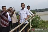 Wakil Menteri Dalam Negeri Bima Arya Sugiarto (kedua kanan) bersama Bupati Ciamis Herdiat Sunarya (kanan), Ketua DPRD Ciamis Nanang Permana (kiri) dan Anggota Komisi IV DPR Herry Dermawan (kedua kiri) meninjau sampah yang mengendap di Bendungan Leuwikeris, Dusun Cibatok, Kecamatan Handapherang, Kabupaten Ciamis, Jawa Barat, Rabu (19/3/2025). Dalam kunjungannya Bima Arya meminta kepada Pemprov Jabar, Pemerintah Daerah dan BBWS untuk kolaborasi lintas sektoral dalam menyelesaikan sampah rumah tangga yang berasal dari anak Sungai Citanduy di Tasikmalaya dan Ciamis. ANTARA FOTO/Adeng Bustomi/agr
